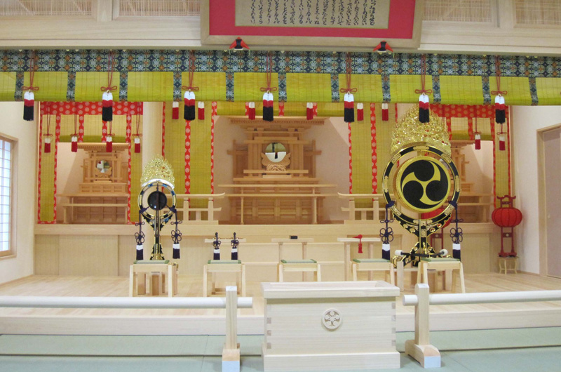 天理教Z分教会様神殿 三丁本倭緑・三段房の使用例